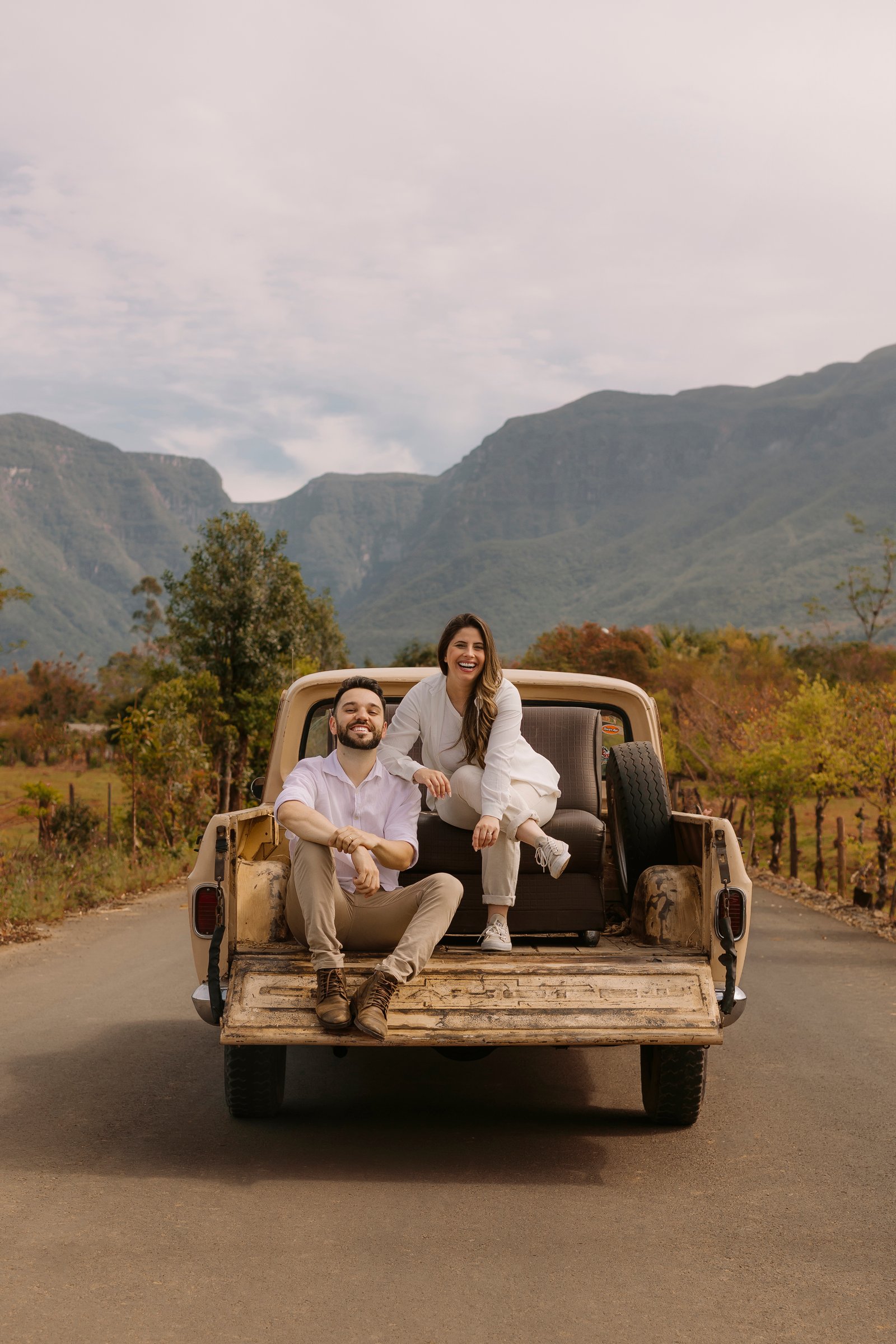 Alana e Douglas, fotógrafos em Praia Grande SC, segurando suas câmeras